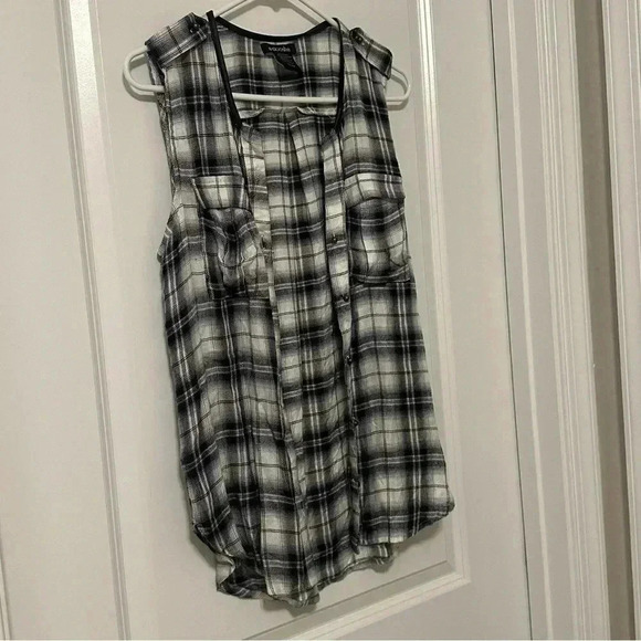 STOOSH Sleeveless Button Down Top (Colors- Black, White & Blue) - Picture 7 of 15